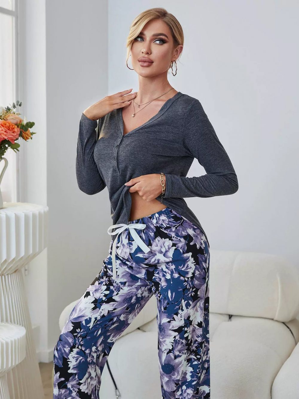 V-neck top and printed pants pajamas - 图片 2