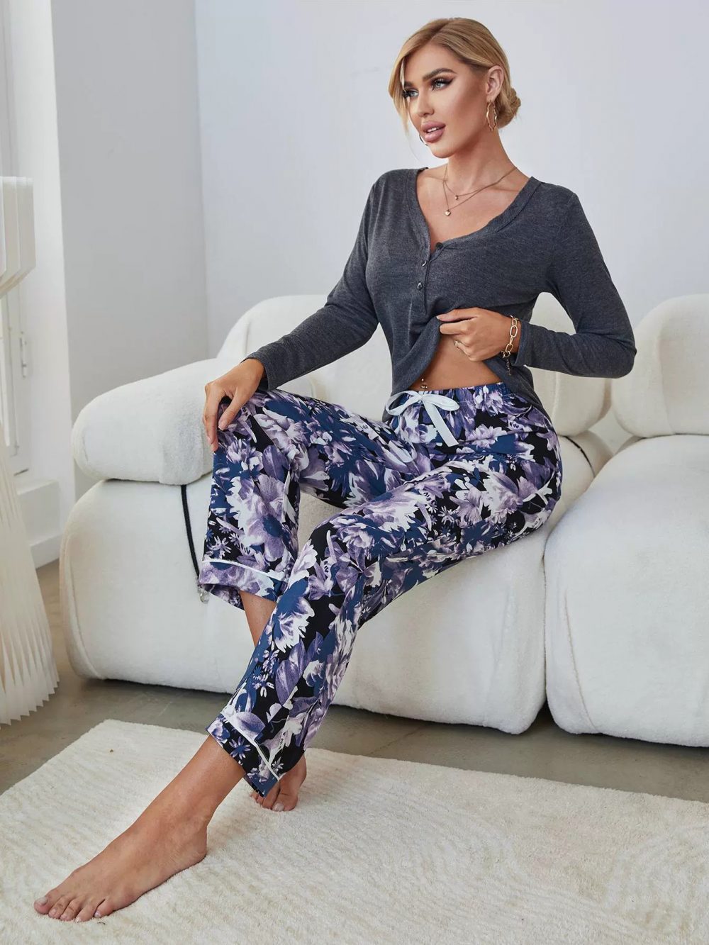 V-neck top and printed pants pajamas - 图片 4
